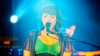 Norah Jones unterhält das Publikum mt ihrer Stimme