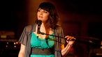 Norah Jones blickt zur Seite