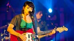 Norah Jones steht vor dem Mikrofon und gibt einen Ihrer Songs zum Besten