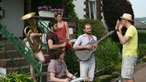 Rockpalast interviewed die Band Keston Cobblers' Club welcher sich mit ihren Instrumenten auf einer Treppe formiert hat