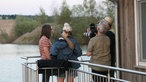 Pink Mountaintops beim Interview am See