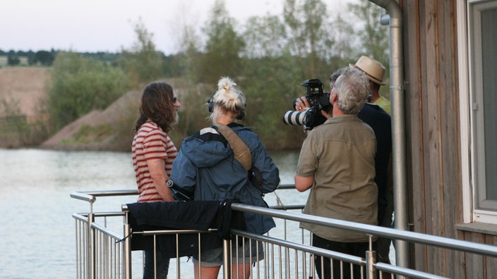 Pink Mountaintops beim Interview am See