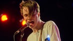 Sänger der Band "Palma Violets" singt mit weit aufgerissenem Mund und schaut nach unten