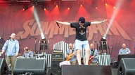 Prinz Pi auf der Summerjam Red stage, umgeben von seinen Musikern