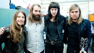 Band Of Skulls mit Rockpalast Moderatorin Conny Schiffbauer