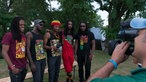 Fünf Musiker der jamaikanische Kombo Raging Fyah - alle tragen ein Band-T-Shirt.