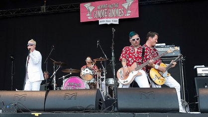 Me First & The Gimme Gimmes auf der Bühne des Area4 Festival, alle Bandmitglieder sind zusehen und rocken ab