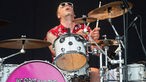 Schlagzeuger der Me First & The Gimme Gimmes trommelt sehr erregt