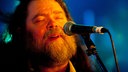 Nahaufnahme: Roky Erickson singt mit geschlossenen Augen.