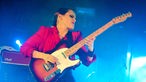 Anna Calvi bearbeitet ihre E-Gitarre.