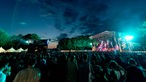 Aufnahme der Menschenmenge, die die Konzerte des Haldern Pop Festivals 2013 besucht haben