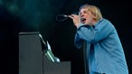 Tom Odell an seinem Klavier mit einem Mikro