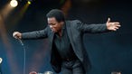 Lee Fields kommuniziert mit dem Publikum