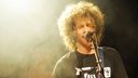 Der Sänger der Band State Radio mit großem blonden Afro