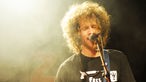 Der Sänger der Band State Radio mit großem blonden Afro