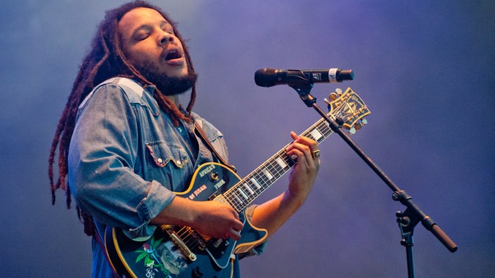 Stephen Marley singt und spielt dabei gitarre