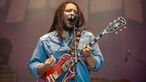 Stephen Marley Singt und trägt ein blaues Jeanshemd