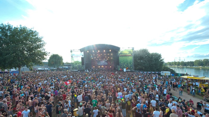 Die Red Stage beim Summerjam und alle Zuschauer davor