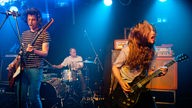 The Datsuns auf der Bühne in Bewegung im blauen Scheinwerferlicht