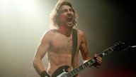 Truckfighters Gitarrist spielt, reißt dabei den Mund auf.