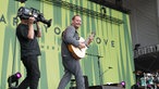 Sänger und Gitarrist von Tryo beim Summerjam. Die französische Reggae-Band spielt mit drei Akustikgitarren und etwas Percussion. 