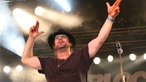 Henning Wehland hat eine Hut an und steht mit seiner Band H-Blockx auf der Bühne vom Underground Festival 2007. Dabei formt er die Hand zu einer Pistole und "schießt" nach oben.