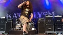 Kataklysm Banner hinter den Instrumenten auf der Bühne