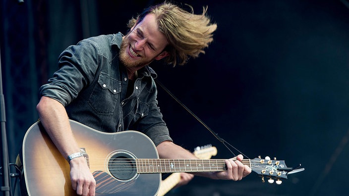 Tim Vantol headbanged auf der Bühne mit Gitarre