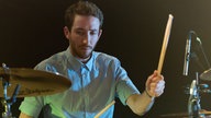 Portrait von Drummer beim spielen