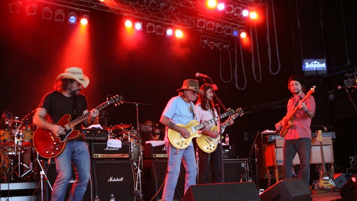 Dickey Betts & Great Southern spielen auf der Bühne 