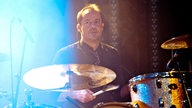 Drummer im gleißenden Licht