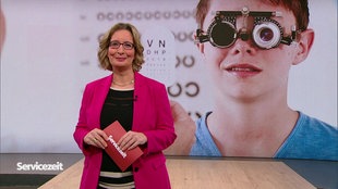 Yvonne Willicks steht im Servicezeit-Fernsehstudio.