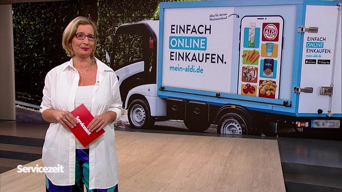 Die Moderatorin im Studio vor dem Bild eines Lieferwagens von Aldi