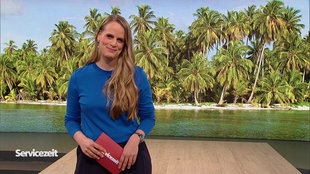 Moderatorin Svenja Kellershohn steht im Servicezeit-Fernsehstudio.