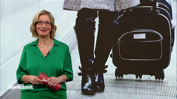 Das Bild zeigt Yvonne Willicks im Fernsehstudio. 