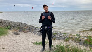 Das Bild zeigt Johannes Zenglein in einem Neoprenanzug am niederländischen Ijsselmeer. 