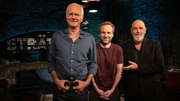 Gastgeber Torsten Sträter (l.) mit Harald Schmidt und Tino Bomelino.