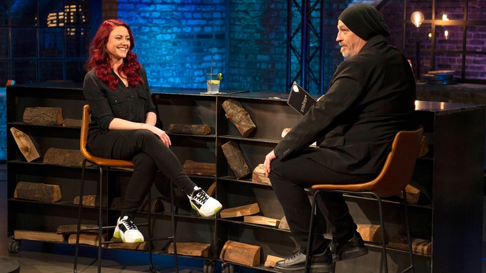 Moderator Torsten Sträter (r.) im Gespräch mit Comedienne Tahnee Schaffarczyk.