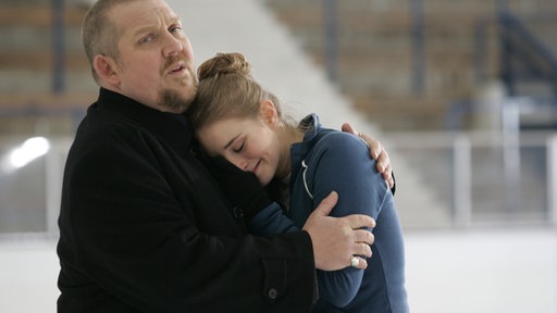 Freddy Schenk (Dietmar Bär) tröstest Jeanette Hinze (Merle Wasmuth). Der ehemalige Leistungssportler, Trainer und Preisrichter Stefan Müller wurde erfroren aufgefunden. 