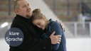 Freddy Schenk (Dietmar Bär) tröstest Jeanette Hinze (Merle Wasmuth). Der ehemalige Leistungssportler, Trainer und Preisrichter Stefan Müller wurde erfroren aufgefunden. 