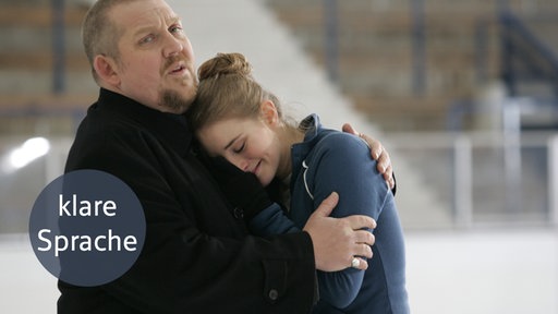 Freddy Schenk (Dietmar Bär) tröstest Jeanette Hinze (Merle Wasmuth). Der ehemalige Leistungssportler, Trainer und Preisrichter Stefan Müller wurde erfroren aufgefunden. 