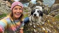 Hundetrainerin Kathrin Stehle mit ihrem Hund beim Campingurlaub 