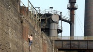 reikletterer erklimmt alten Kohlespeicher (ehemaliges H¿ttenwerk) im Landschaftspark Duisburg Nord; 