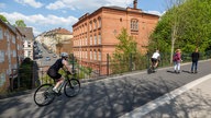 Radfahrer auf der Nordbahntrasse in Wuppertal. 