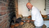 Auf Burg Vischering backt Jörg Terjung historisches Brot im Steinofen.