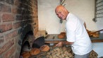 Auf Burg Vischering backt Jörg Terjung historisches Brot im Steinofen.