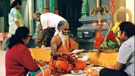 Gläubige im Hindu-Tempel in Hamm. 