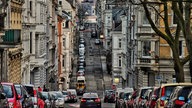 Wuppertal, Nordstadt: Blick auf eine Häuserschlucht. 