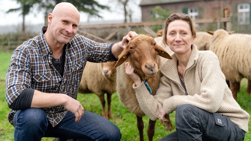 Schafzüchter Dunja und Stefan mit einem Schaf