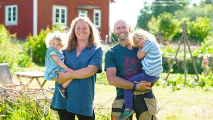 Alex und Vivian mit ihren Kindern Lian und Malea auf dem Arm